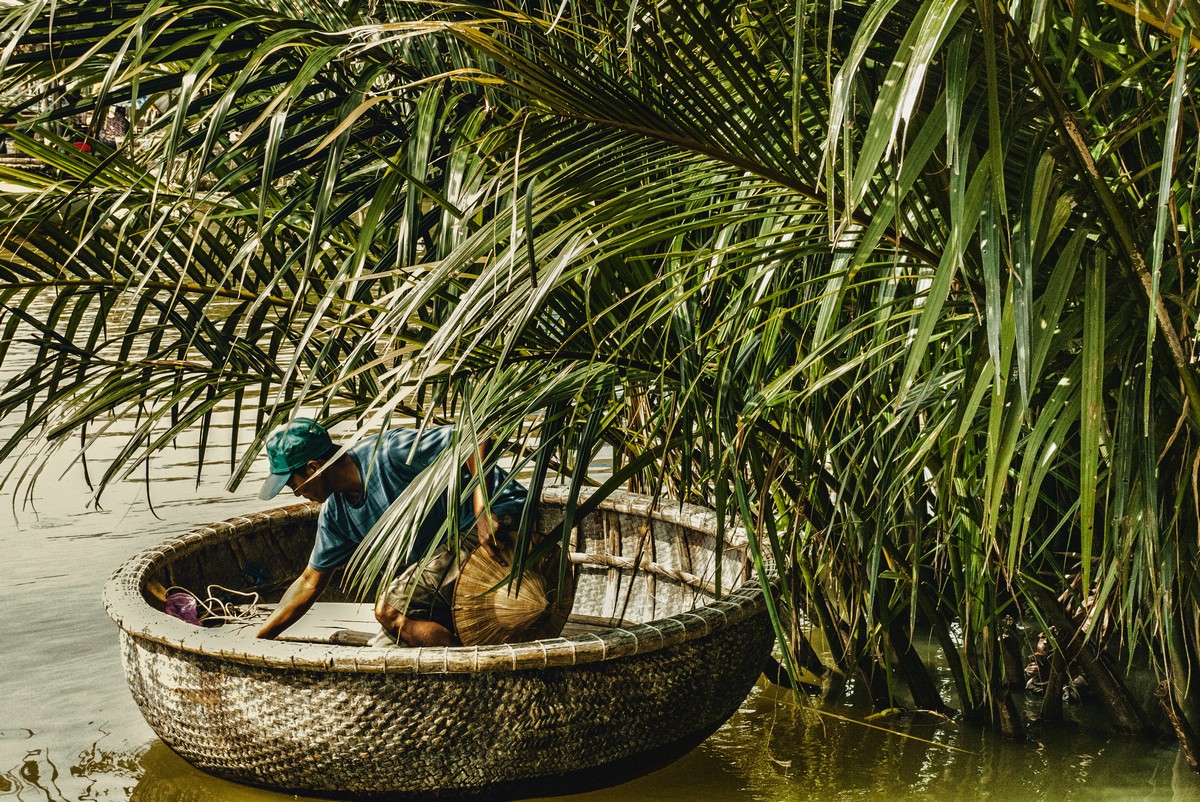 batelier dans le delta du mekong