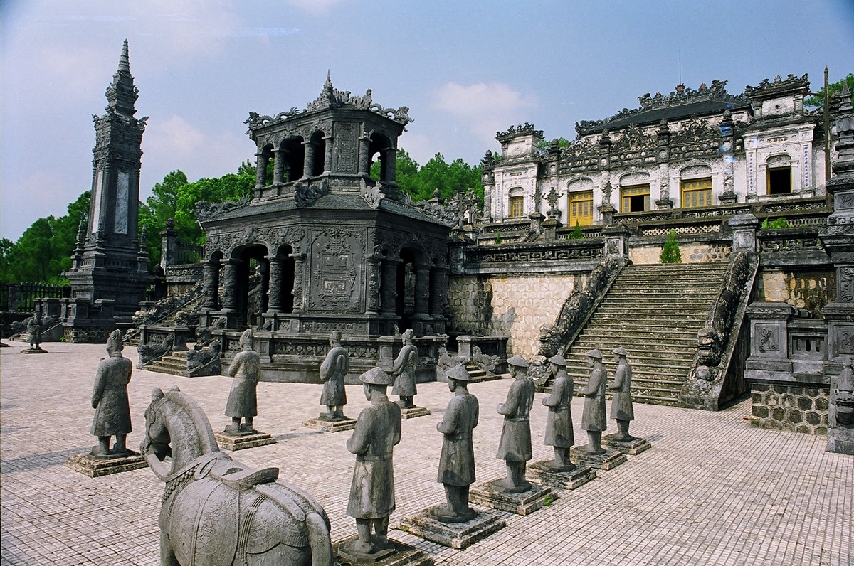 tombeau de Khai Dinh Hue - Sous les ailes du Dragon